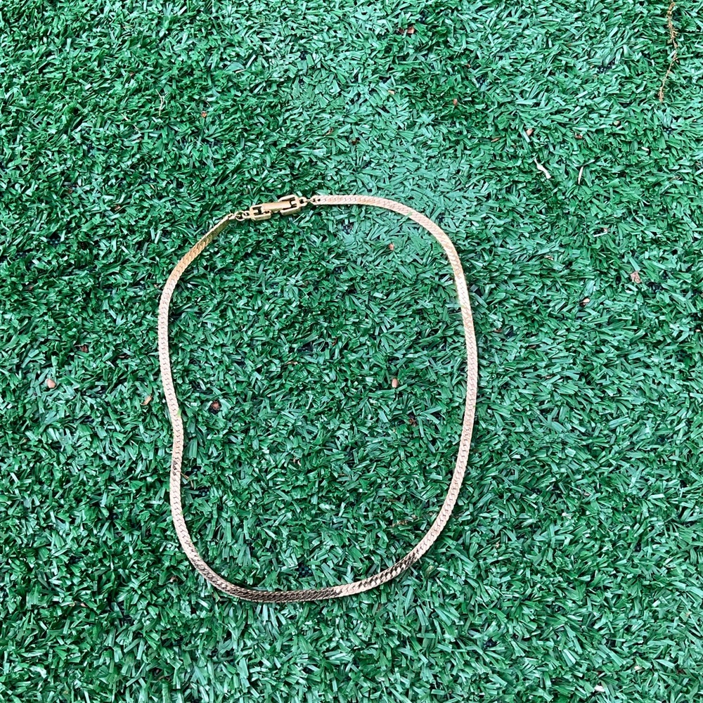 Givenchy gold-toned herringbone chain necklace. - Picture 9 of 10